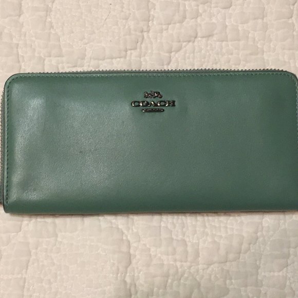 Coach Smooth Leather Accordion Zip Wallet – being sold on Coach website for $225 - Picture 1 of 4